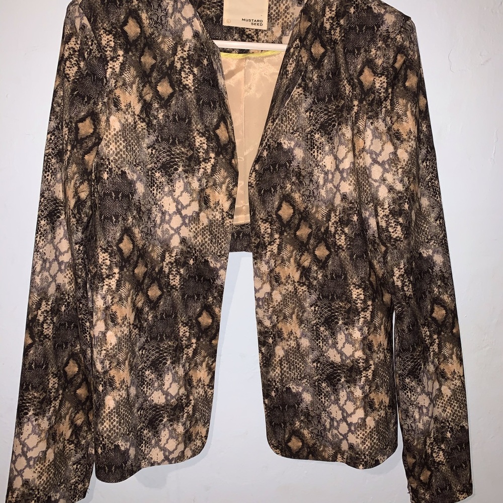 Blazer asymmetrical on the back.